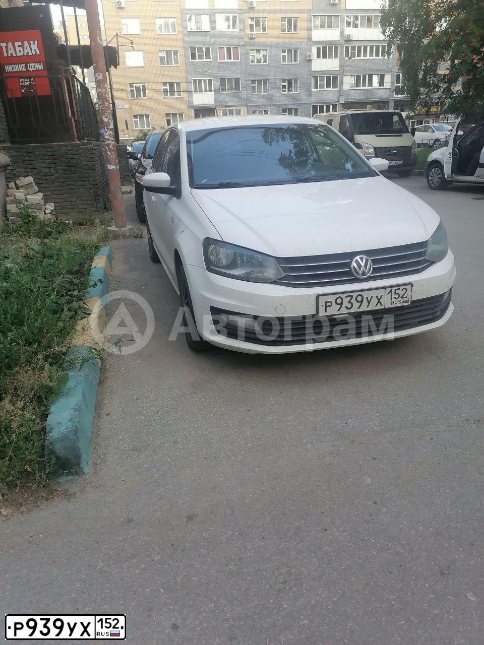 Фото автомобиля VOLKSWAGEN POLO, 2015 — госномер Р939УХ152. Цвет: Белый