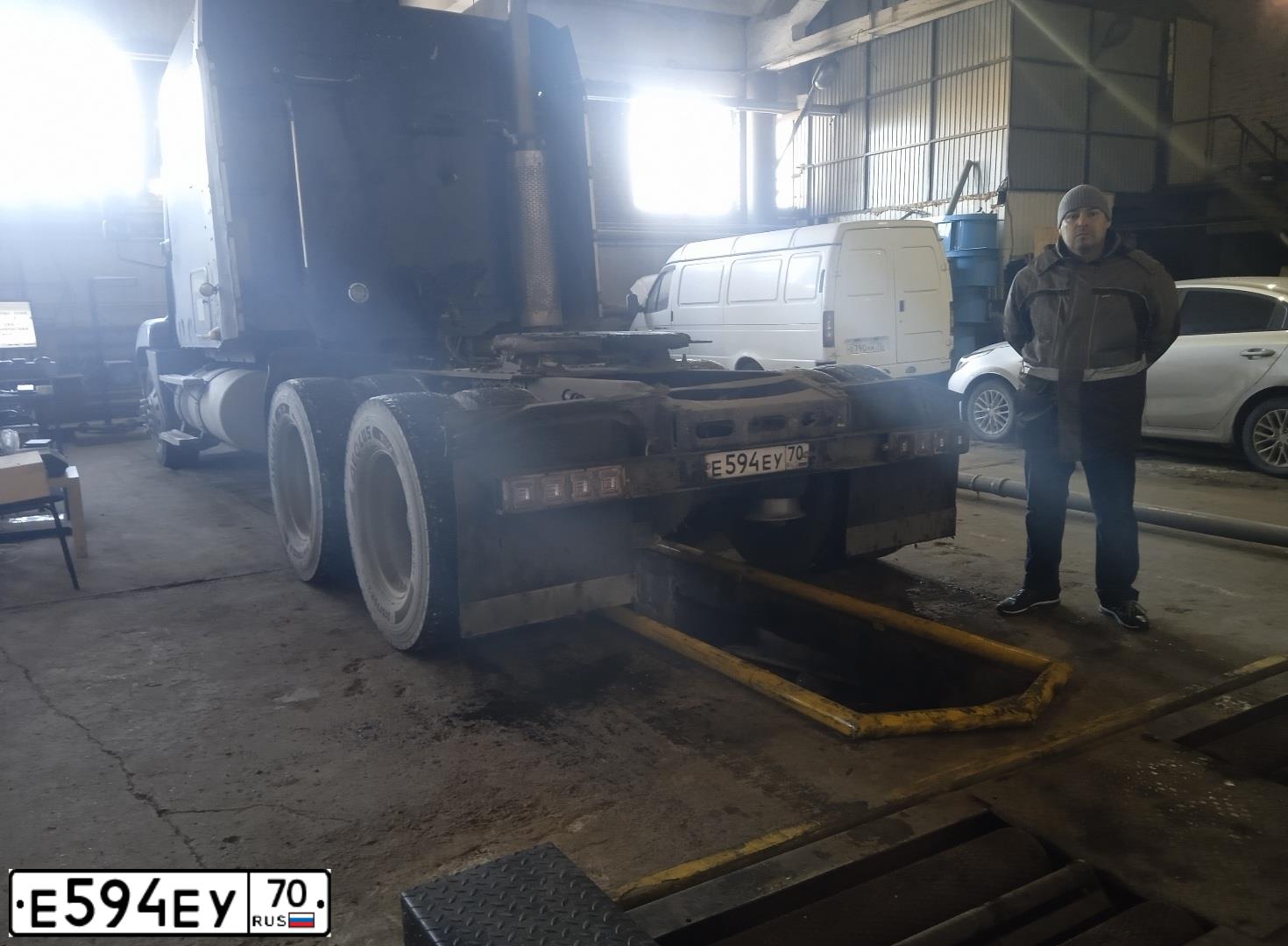 Фото автомобиля FREIGHTLINER CENTURY S/T, 2004 — госномер Е594ЕУ70. Цвет: СИНИЙ