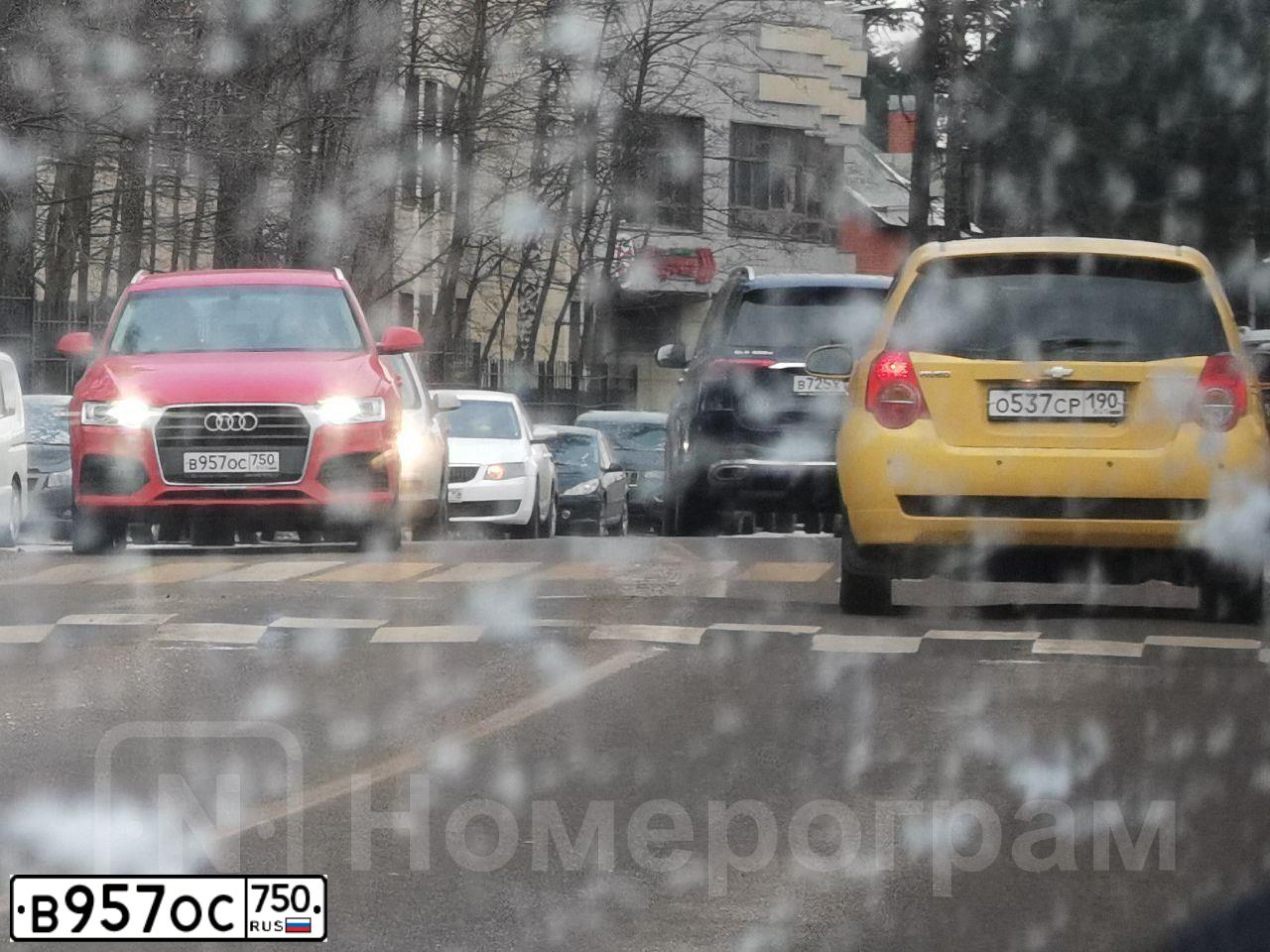 Фото автомобиля AUDI Q3, 2016 — госномер В957ОС750. Цвет: КРАСНЫЙ
