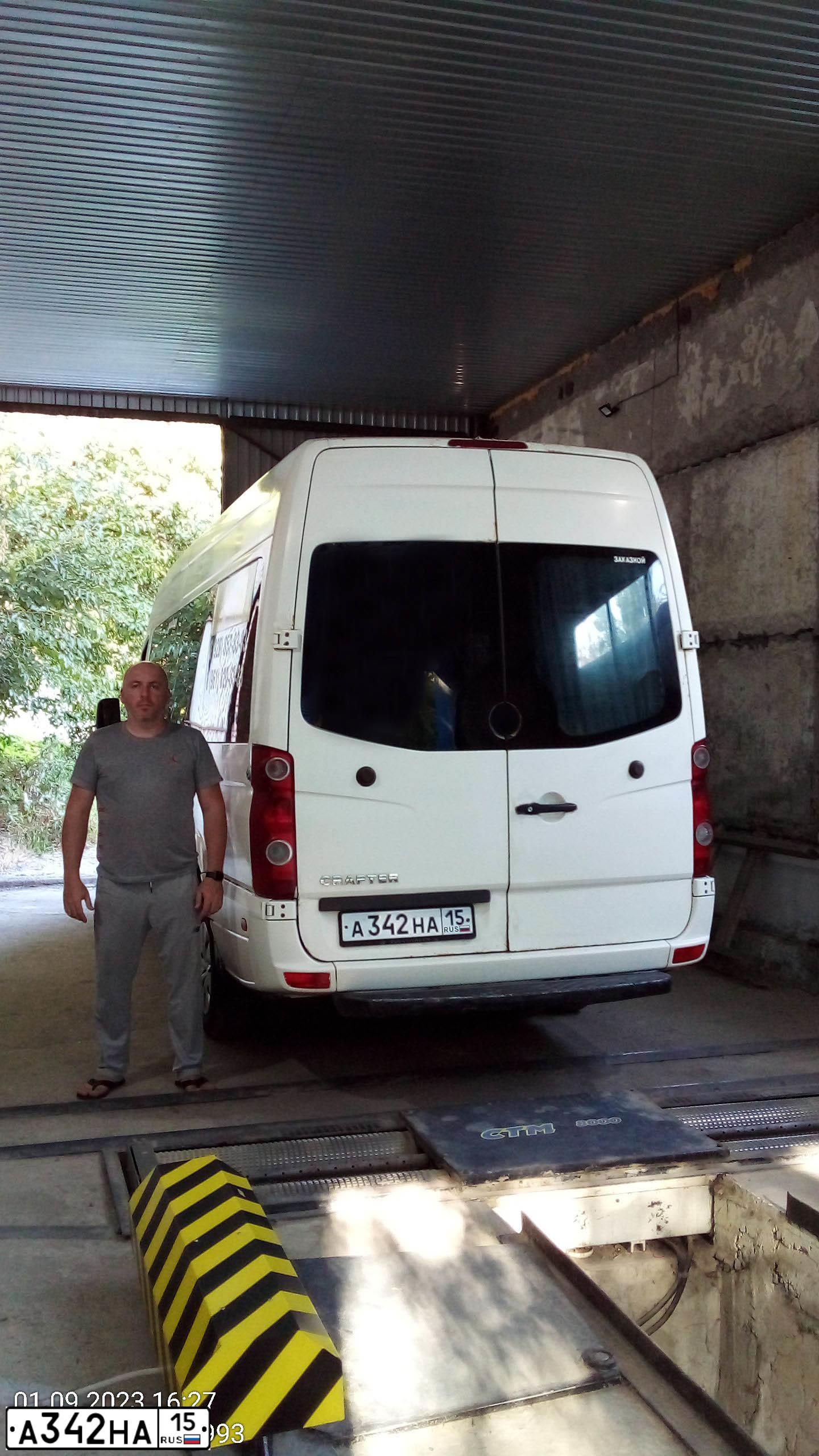 Фото автомобиля VOLKSWAGEN CRAFTER, 2006 — госномер А342НА15. Цвет: Белый