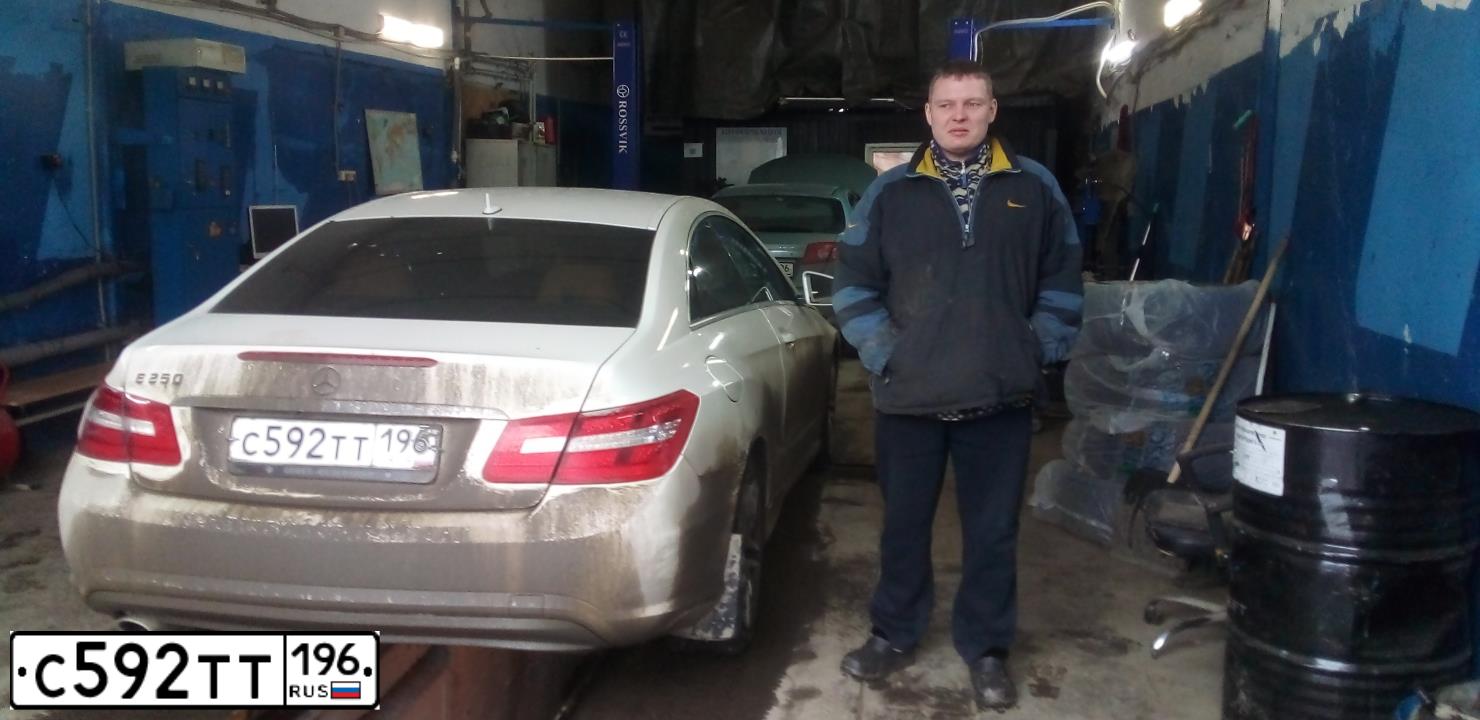 Фото автомобиля MERCEDES E-KLASSE, 2011 — госномер С268ОК196. Цвет: Белый