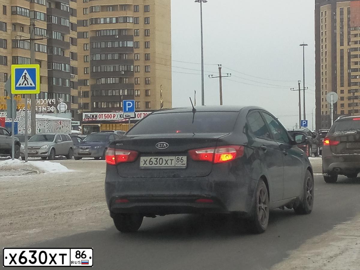 Фото автомобиля KIA RIO, 2012 — госномер Х630ХТ86. Цвет: ЧЕРНЫЙ