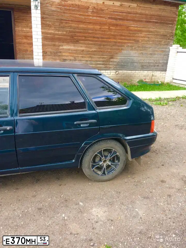 Фото автомобиля LADA 2114 SAMARA, 2006 — госномер Е421СЕ53. Цвет: Темно-зеленый