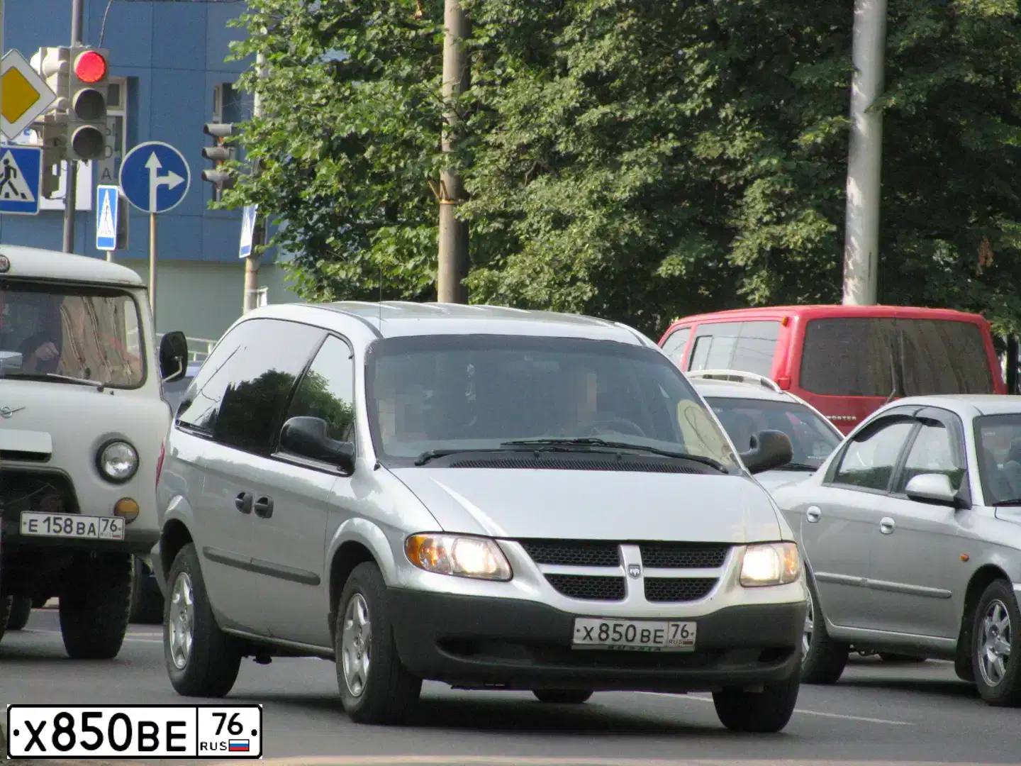 Фото автомобиля DODGE /GRAND/ CARAVAN, 2002 — госномер Х850ВЕ76. Цвет: СЕРЫЙ