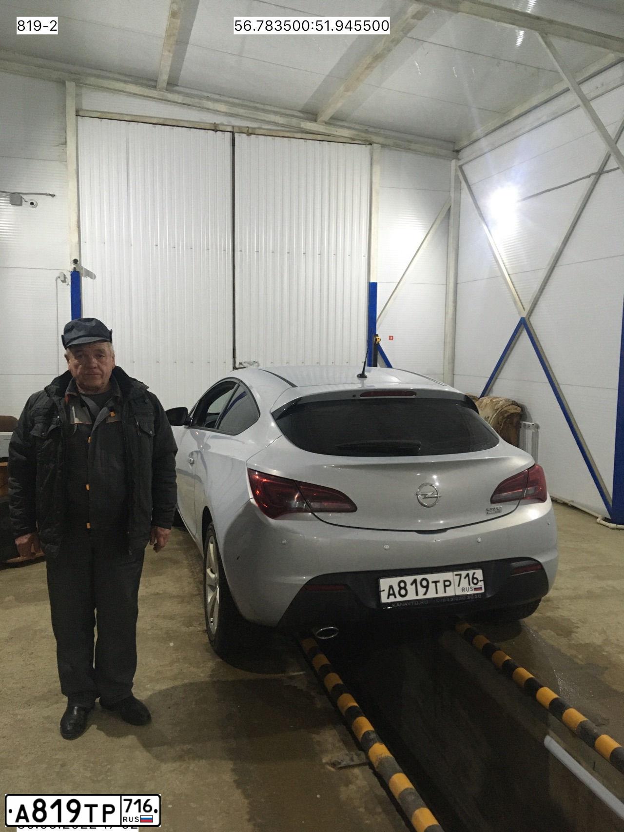 Фото автомобиля OPEL ASTRA, 2011 — госномер С699КУ18. Цвет: Белый