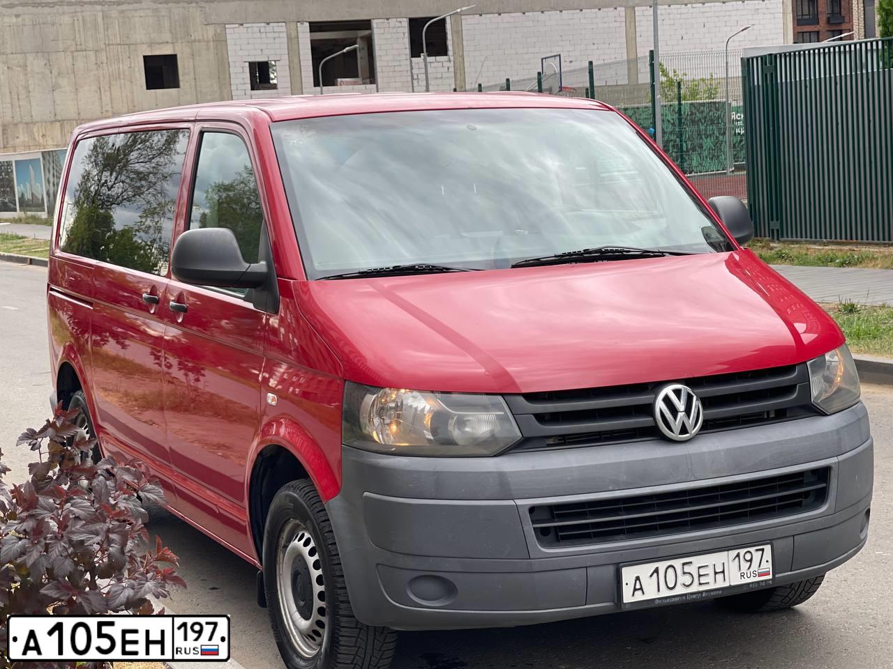 Фото автомобиля VOLKSWAGEN TRANSPORTER, 2010 — госномер А105ЕН197. Цвет: КРАСНЫЙ