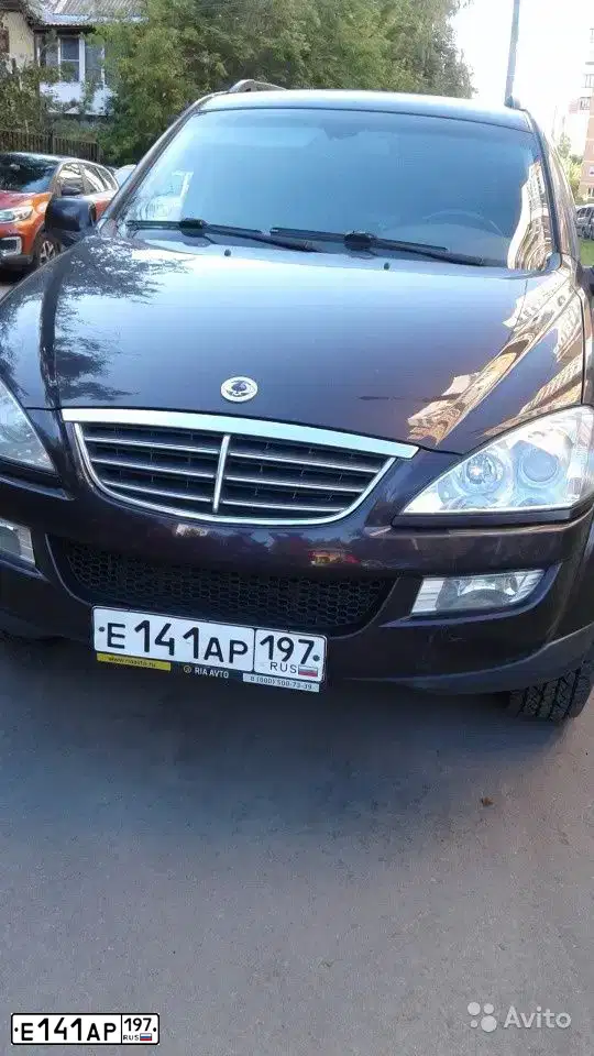 Фото автомобиля SSANGYONG KYRON, 2010 — госномер Е141АР197. Цвет: БОРДОВЫЙ