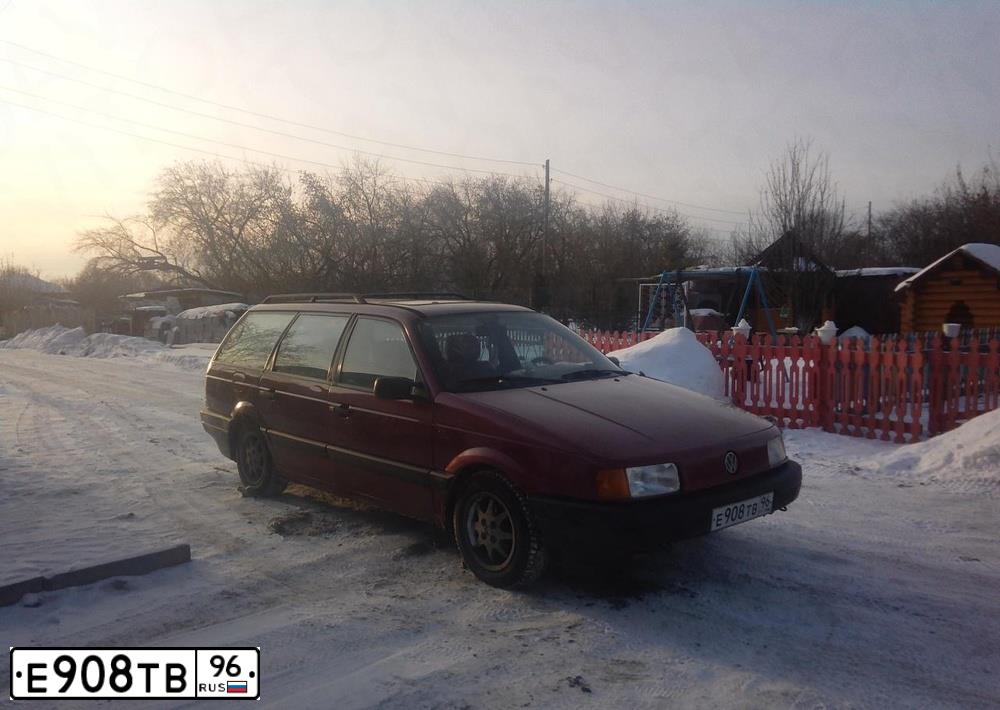 Фото автомобиля VOLKSWAGEN PASSAT, 1988 — госномер Е908ТВ96. Цвет: КРАСНЫЙ