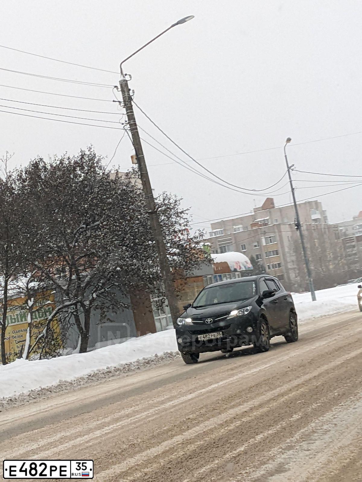 Фото автомобиля TOYOTA RAV4, 2015 — госномер Е482РЕ35. Цвет: ЧЕРНЫЙ
