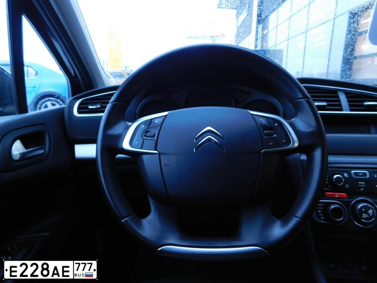 Фото автомобиля CITROEN C4, 2013 — госномер Е228АЕ777. Цвет: ЧЕРНЫЙ