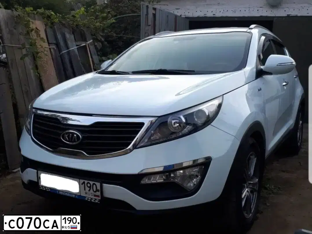 Фото автомобиля KIA SPORTAGE, 2011 — госномер С070СА190. Цвет: Белый