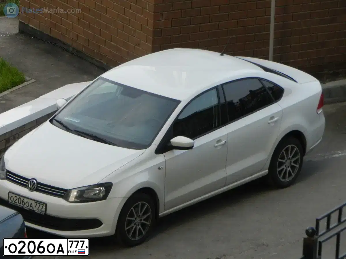 Фото автомобиля VOLKSWAGEN POLO, 2015 — госномер В045АЕ702. Цвет: Белый