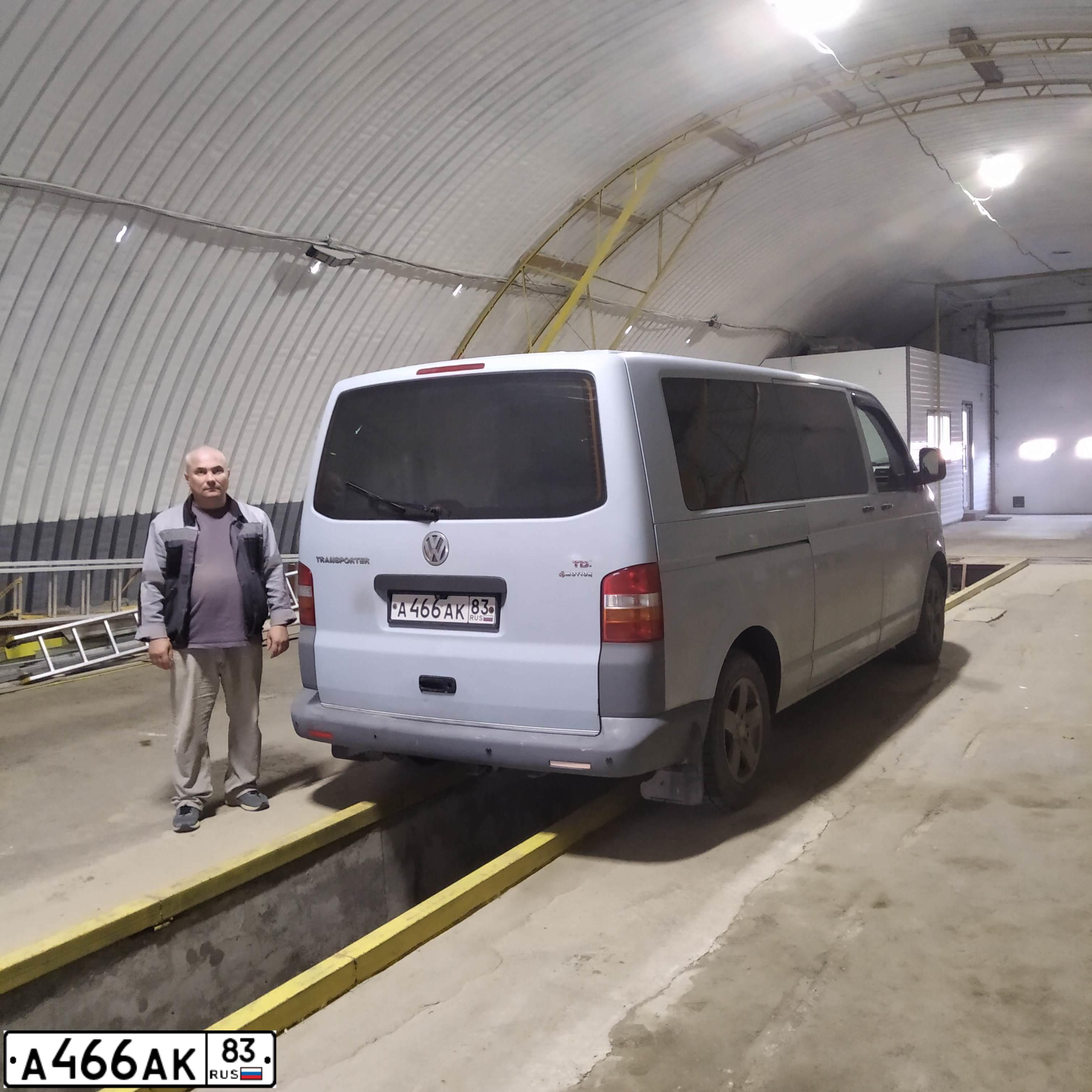 Фото автомобиля VOLKSWAGEN TRANSPORTER, 2005 — госномер Р585ХА11. Цвет: СЕРО-ГОЛУБОЙ