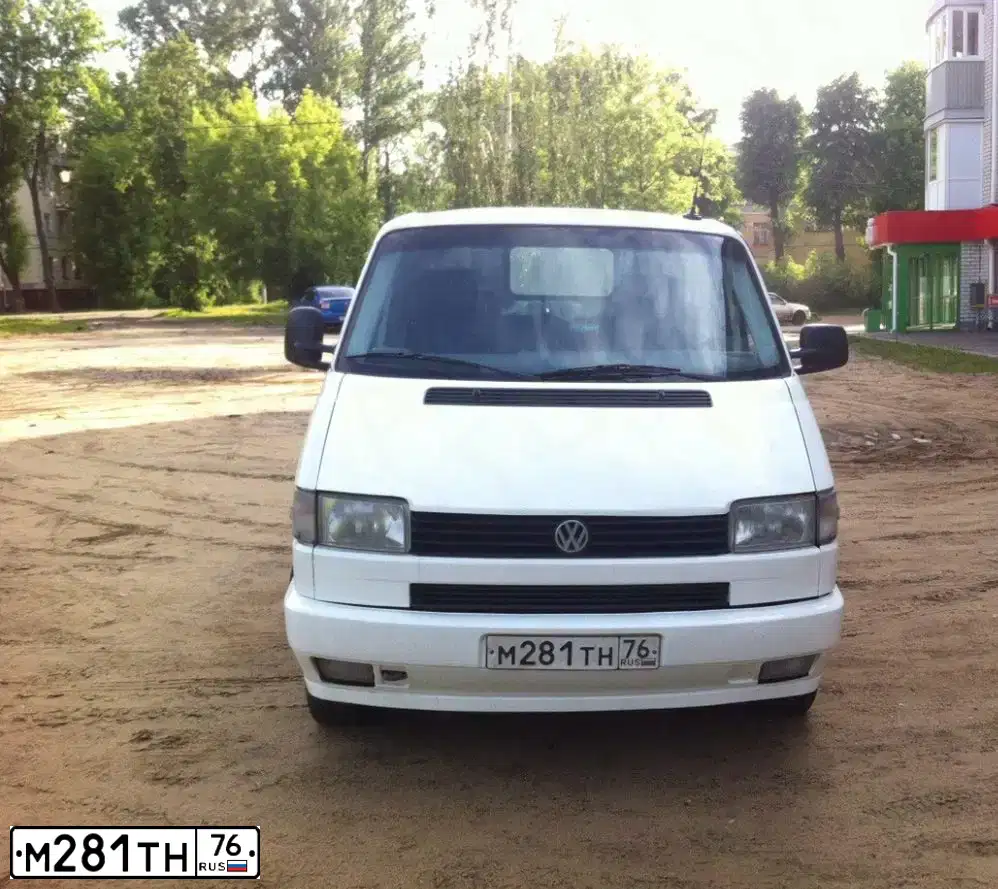 Фото автомобиля VOLKSWAGEN TRANSPORTER, 1994 — госномер В694МТ37. Цвет: Белый
