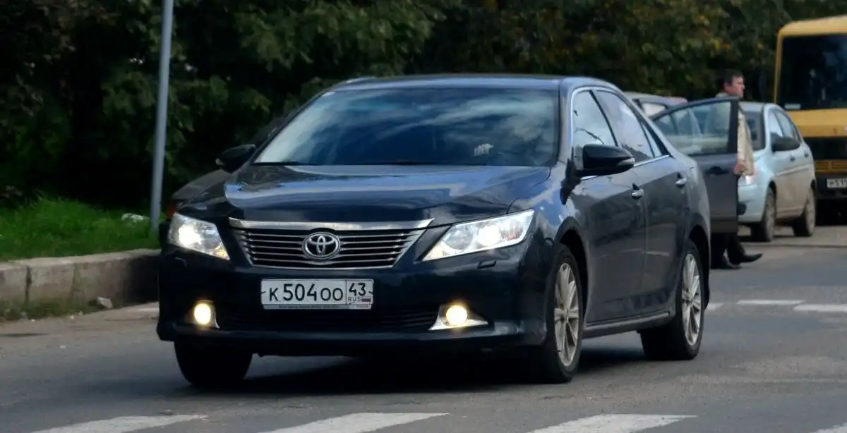 Фото автомобиля TOYOTA CAMRY, 2013 — госномер Х142ВК196