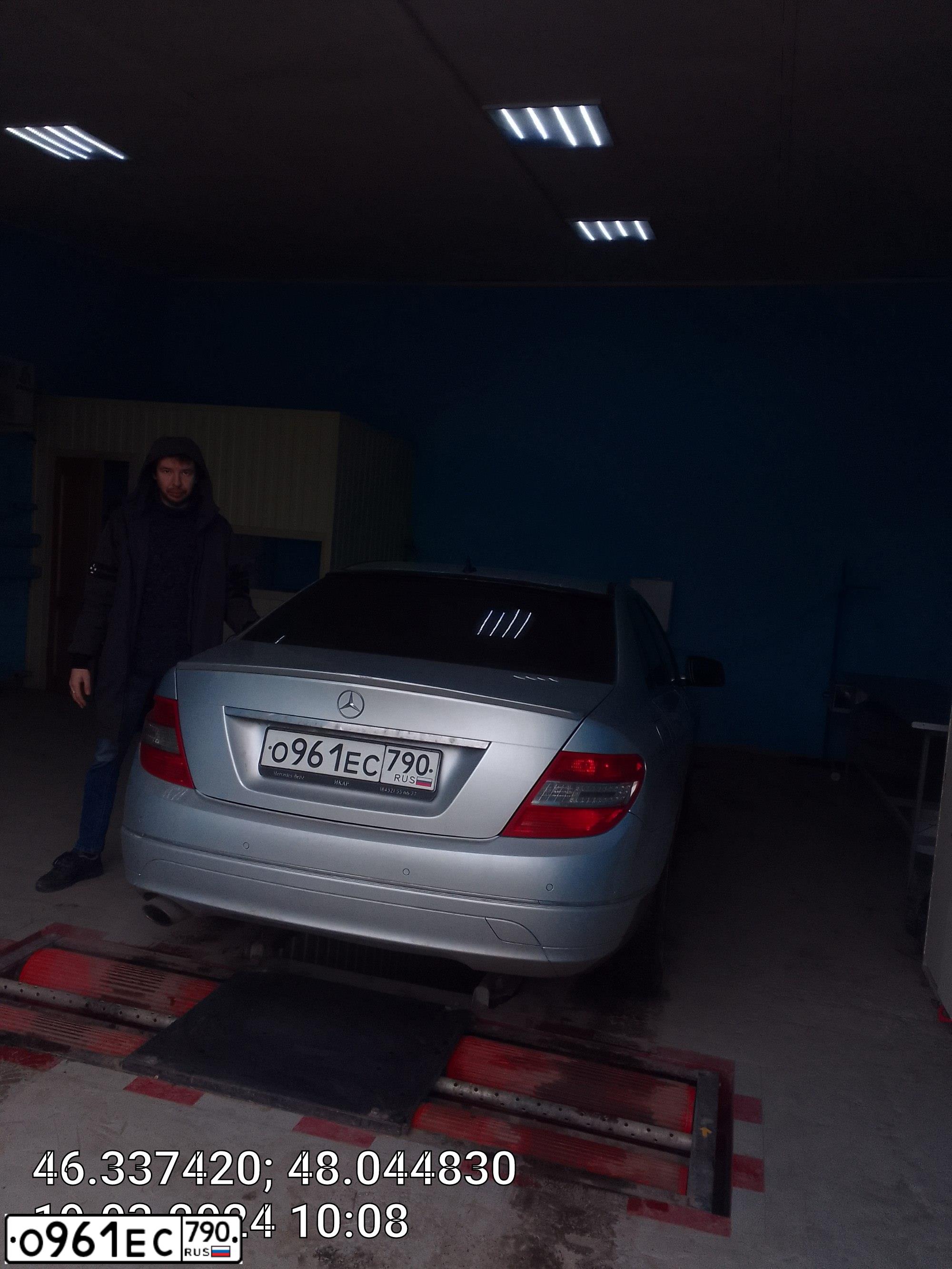 Фото автомобиля MERCEDES C-KLASSE, 2008 — госномер Х423НУ30. Цвет: СЕРЕБРИСТЫЙ