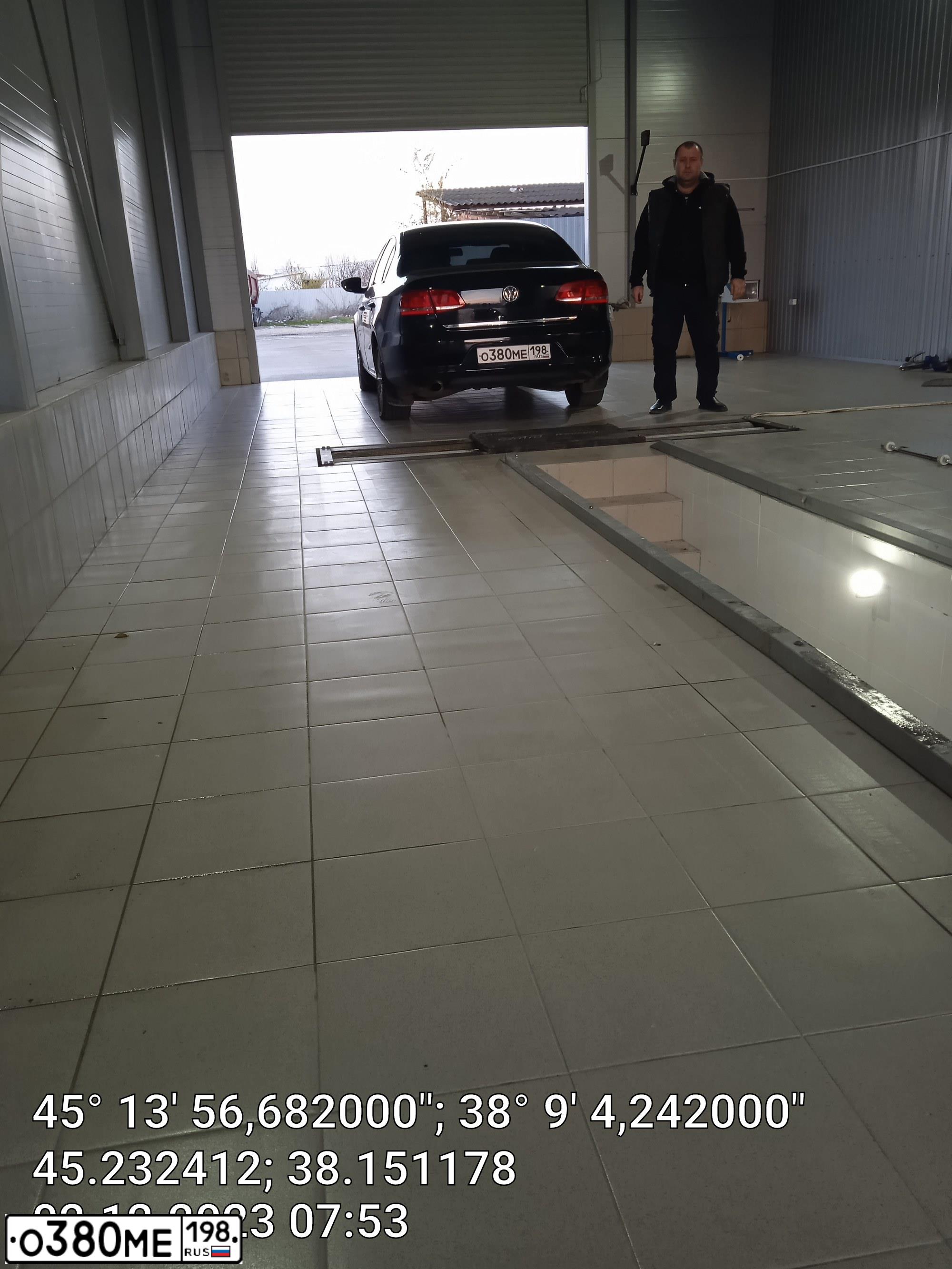 Фото автомобиля VOLKSWAGEN PASSAT, 2012 — госномер А222КВ178. Цвет: ЧЕРНЫЙ