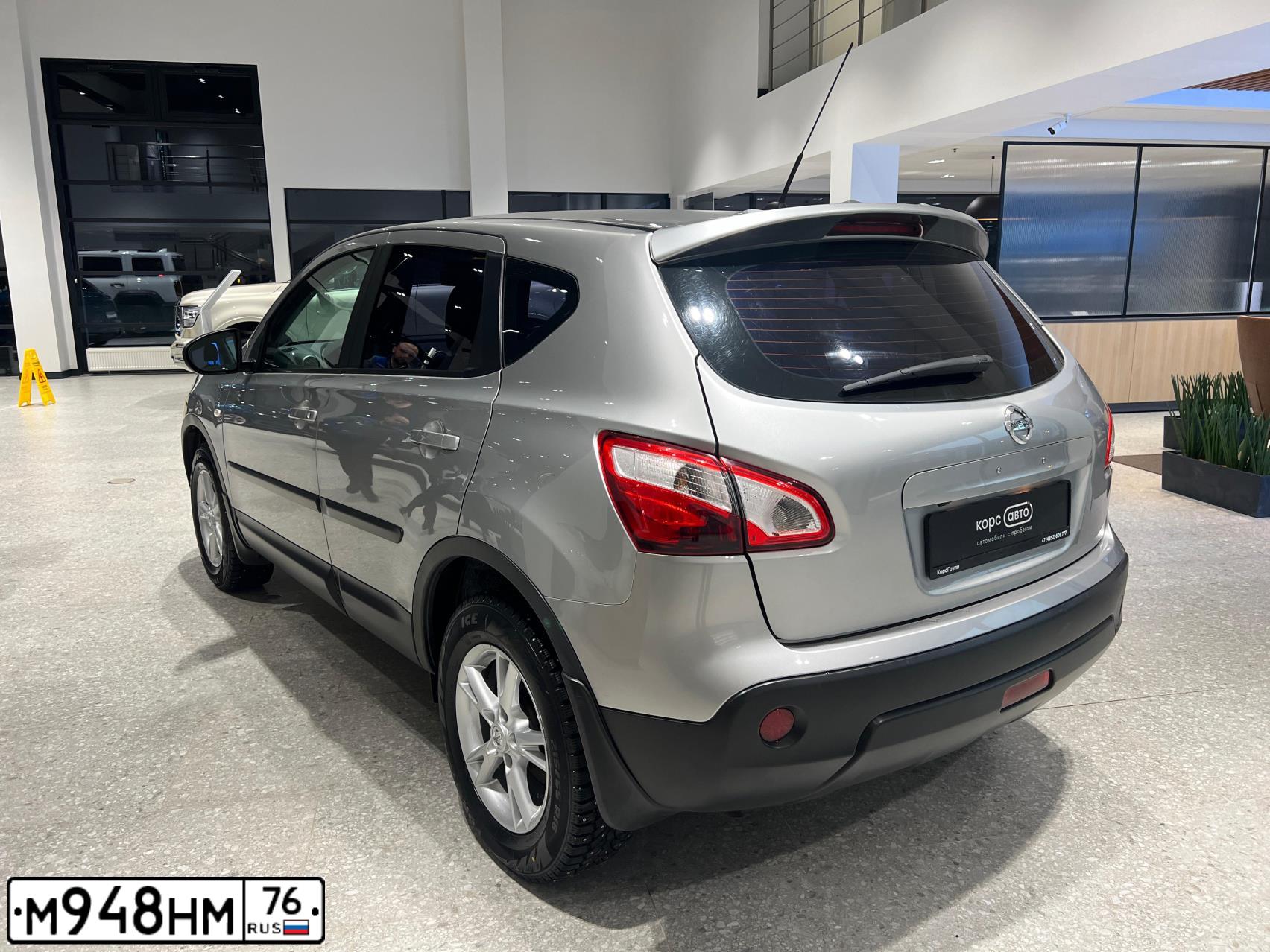 Фото автомобиля NISSAN QASHQAI, 2010 — госномер М948НМ76. Цвет: СЕРЫЙ