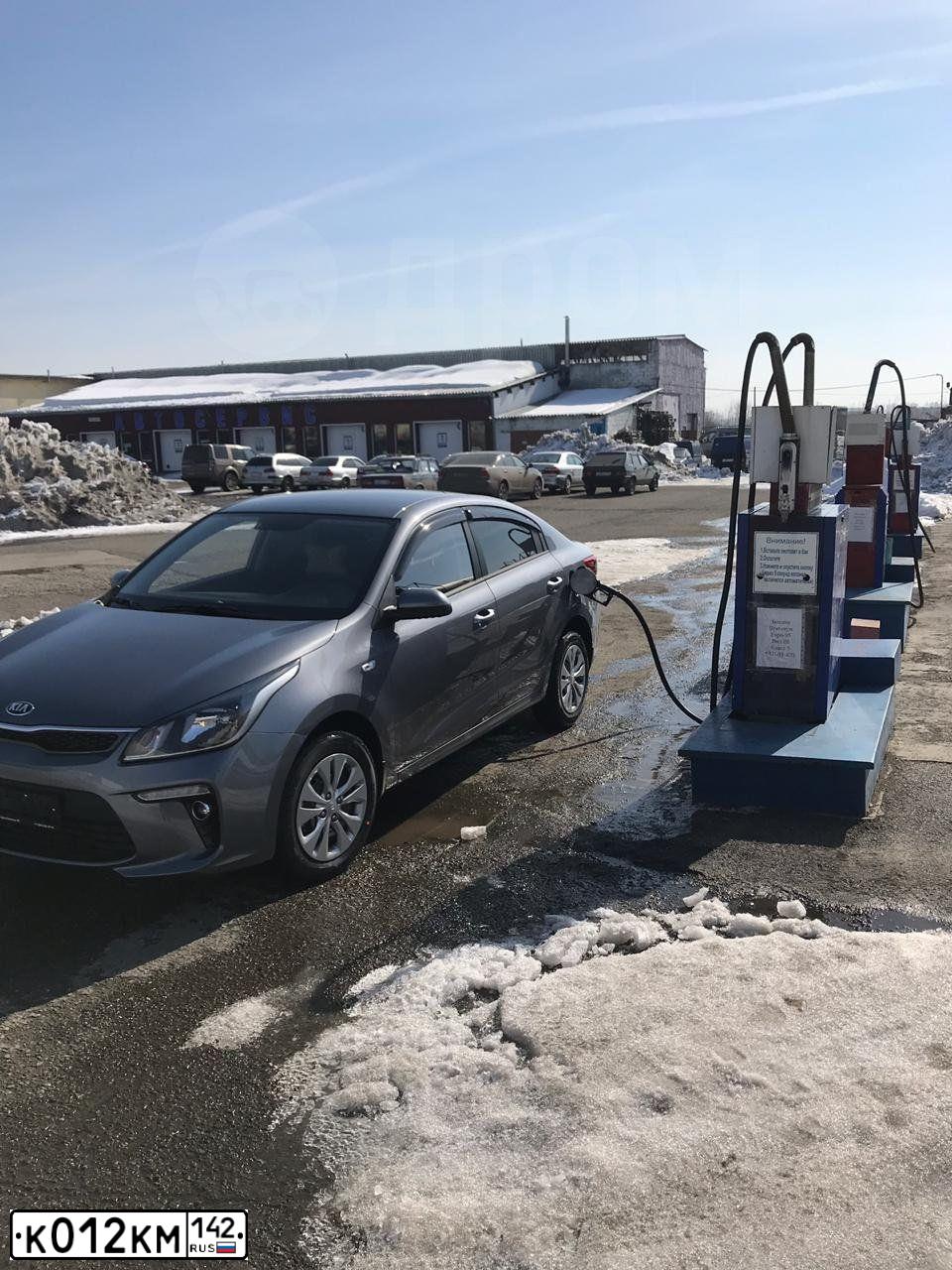 Фото автомобиля KIA RIO, 2019 — госномер К012КМ142. Цвет: СЕРЫЙ