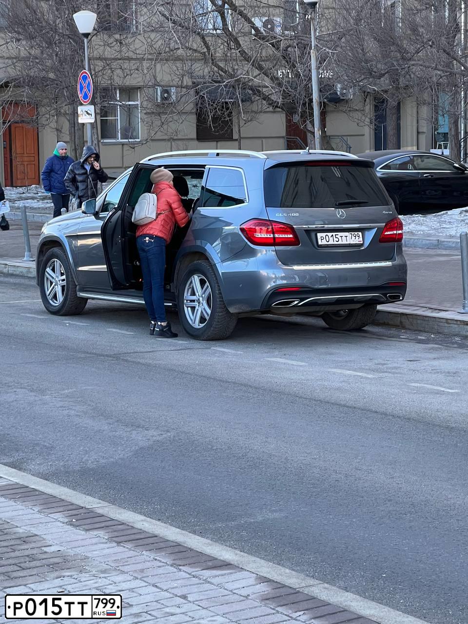 Фото автомобиля MERCEDES GL-KLASSE, 2017 — госномер Р015ТТ799. Цвет: СЕРЫЙ