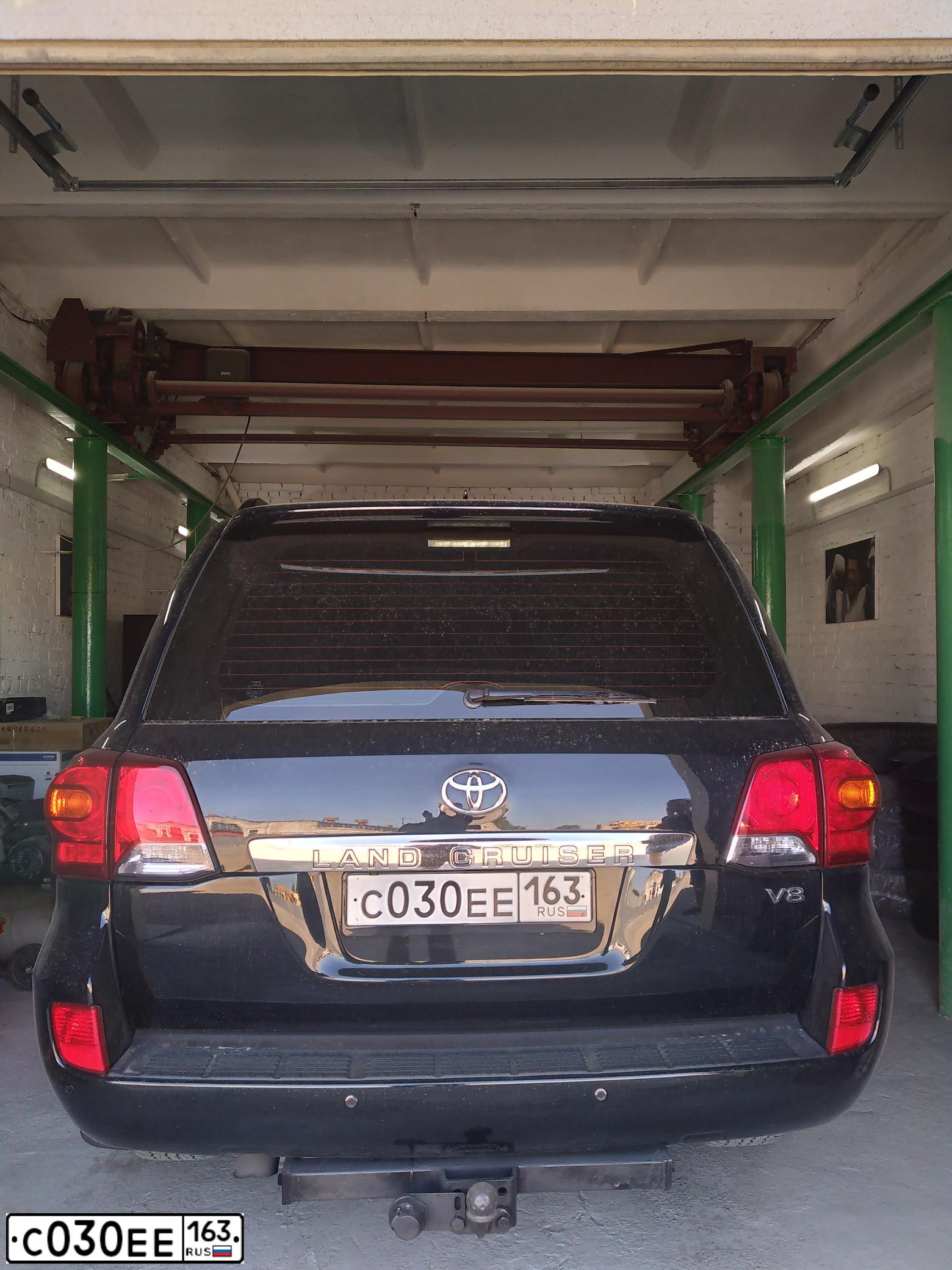 Фото автомобиля TOYOTA LANDCRUISER 200, 2013 — госномер Х047ЕК163. Цвет: ЧЕРНЫЙ