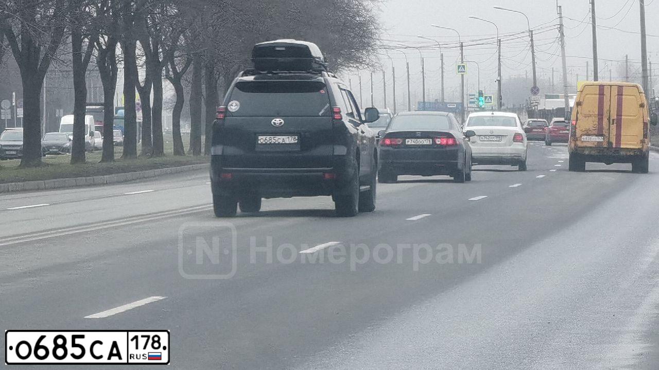 Фото автомобиля TOYOTA LANDCRUISER, 2010 — госномер О685СА178. Цвет: ТЕМНО-СЕРЫЙ