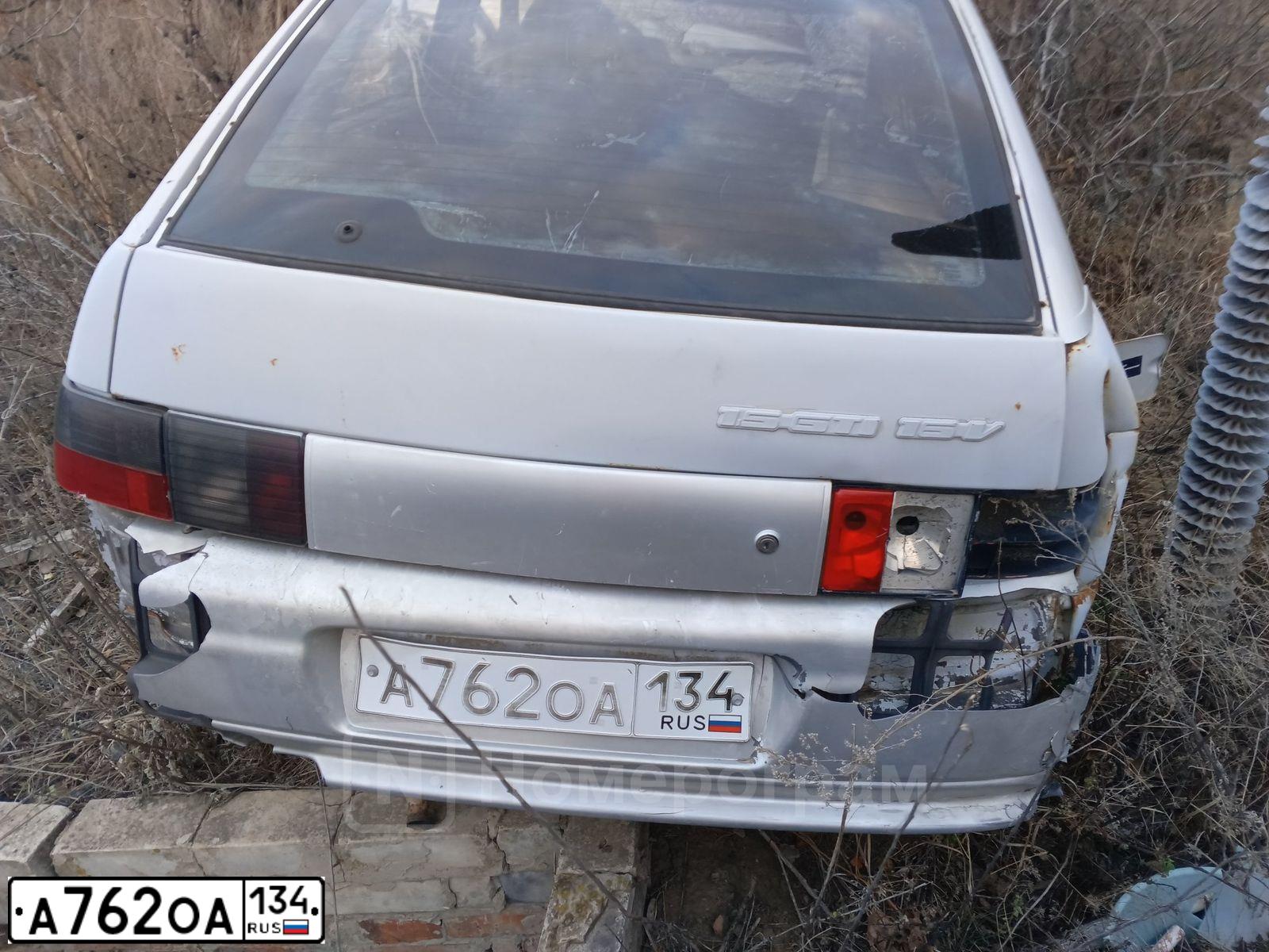 Фото автомобиля LADA 2112, 2004 — госномер А762ОА134. Цвет: серебристо молочно белый