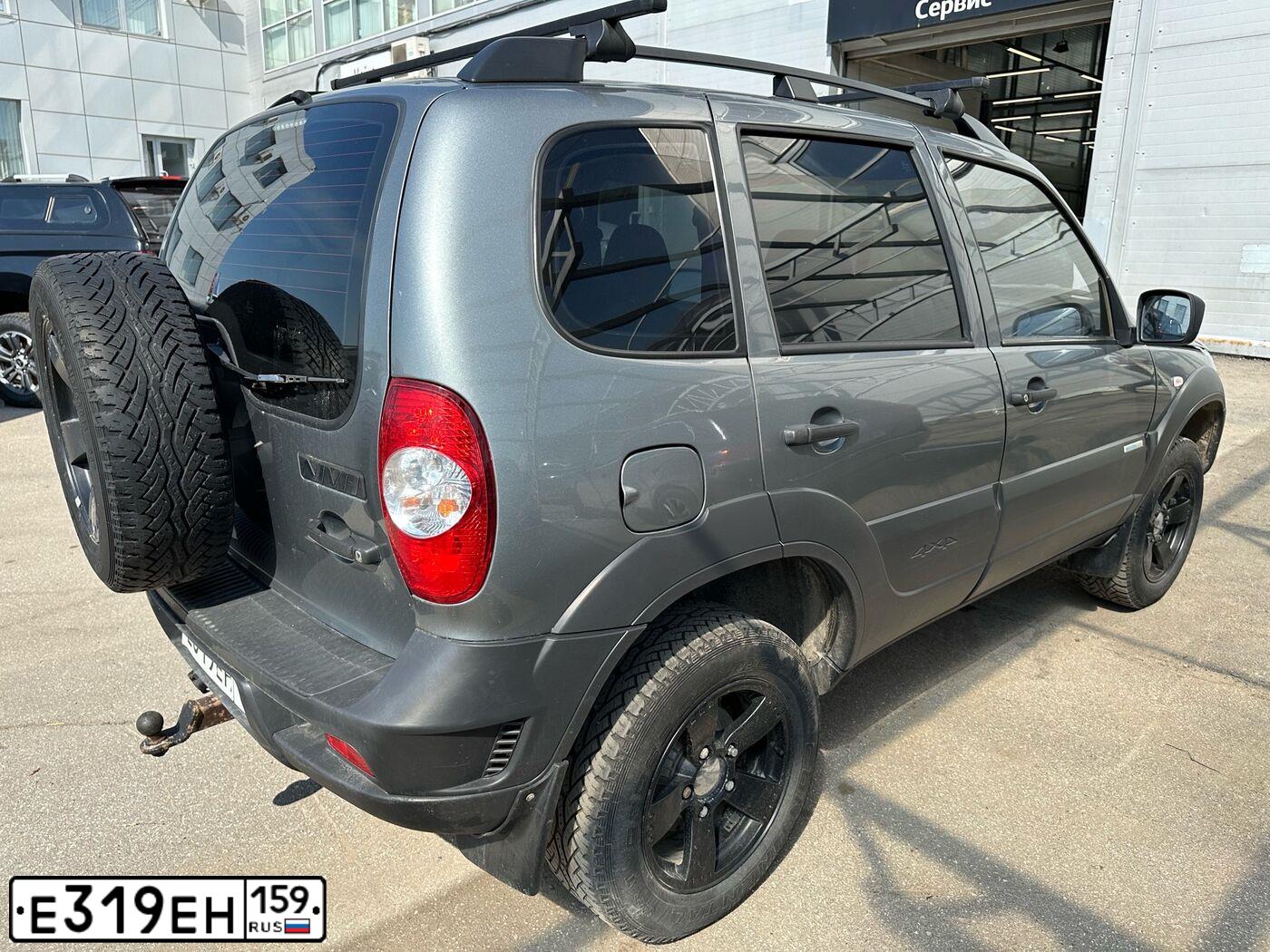 Фото автомобиля CHEVROLET NIVA, 2013 — госномер С883ВН159. Цвет: ТЕМН-СЕРЫЙ МЕТАЛЛ