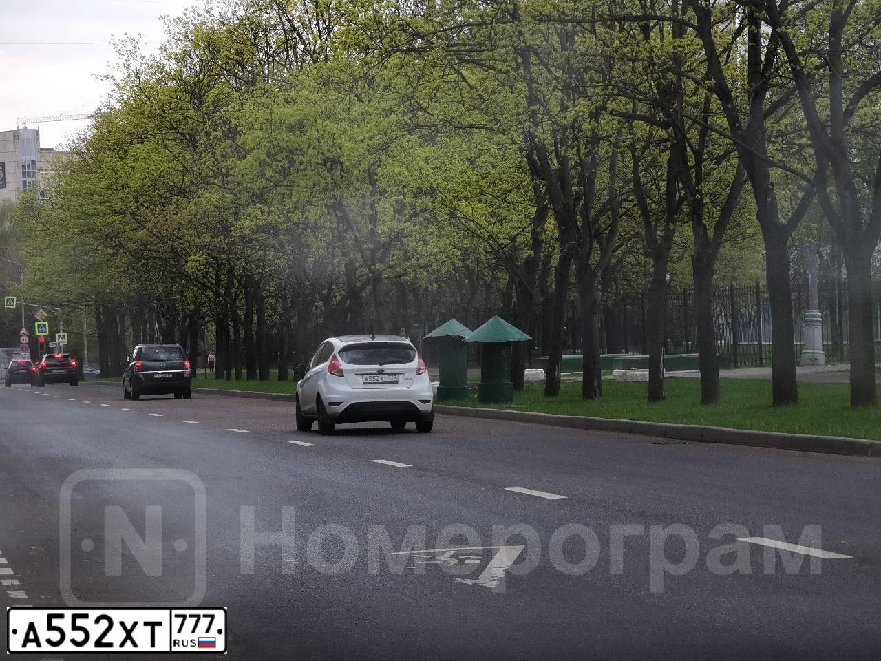 Фото автомобиля FORD FIESTA / ASPIRE, 2017 — госномер А552ХТ777. Цвет: многоцветный (черный, белый)