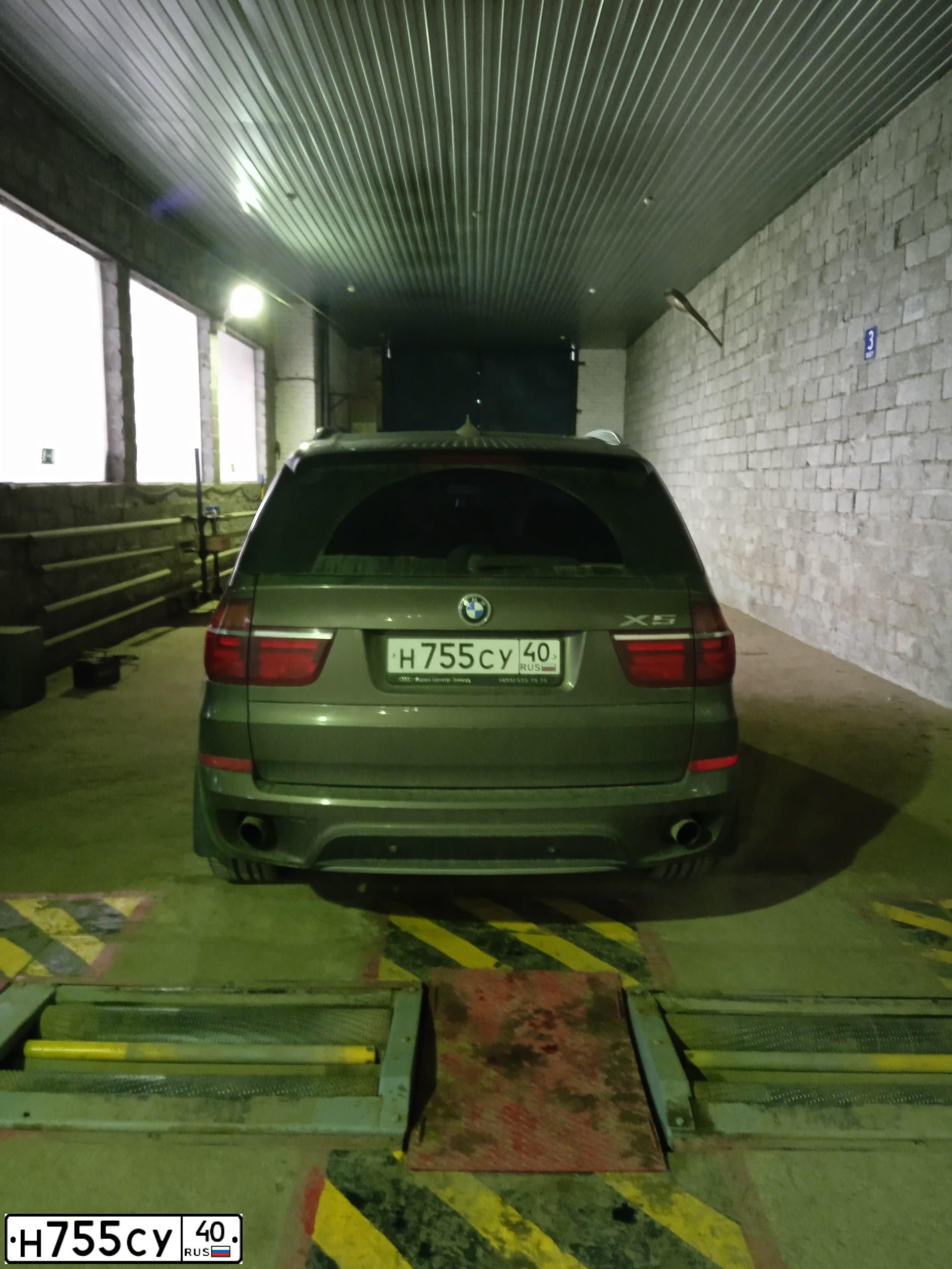Фото автомобиля BMW X5, 2013 — госномер Е347УС799. Цвет: Коричневый