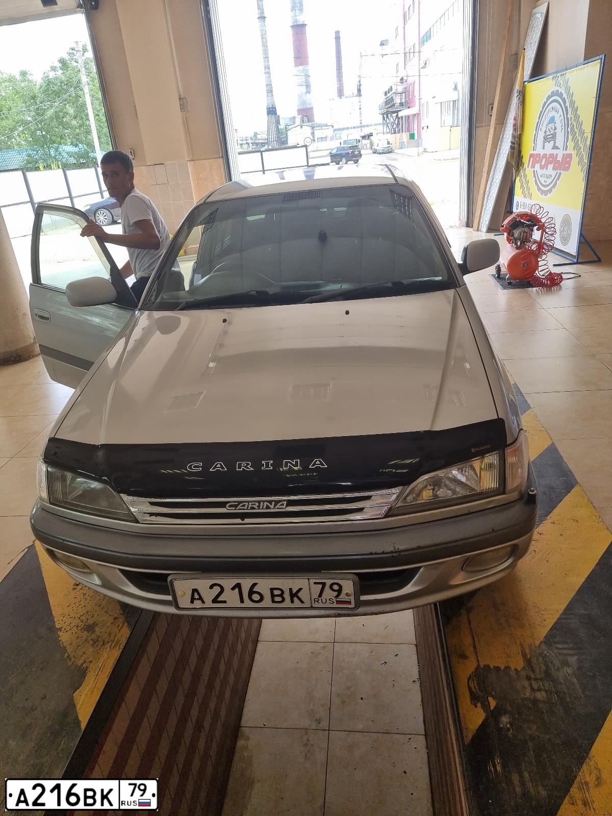 Фото автомобиля TOYOTA CARINA, 1990 — госномер О561ВУ75