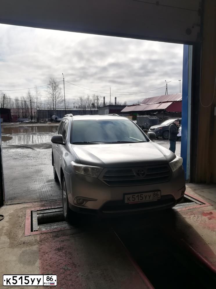 Фото автомобиля TOYOTA HIGHLANDER, 2011 — госномер Е722ТВ186. Цвет: Серебристый