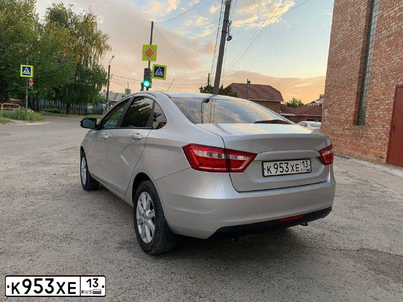Фото автомобиля LADA VESTA, 2020 — госномер К953ХЕ13. Цвет: СЕРЫЙ