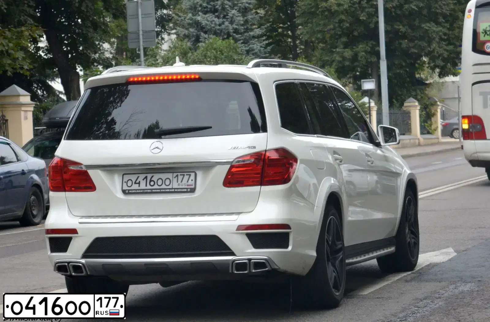 Фото автомобиля LANDROVER RANGE ROVER EVOQUE, 2012 — госномер В002МК30. Цвет: ЧЕРНЫЙ