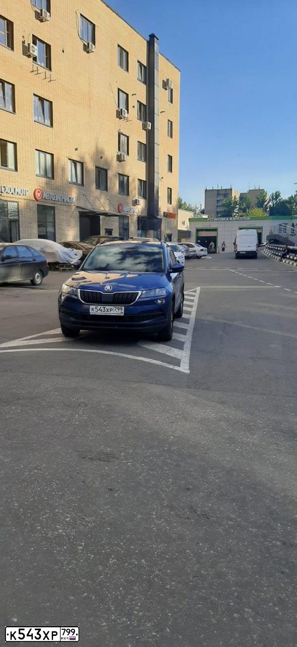 Фото автомобиля SKODA KAROQ, 2021 — госномер К543ХР799. Цвет: синий