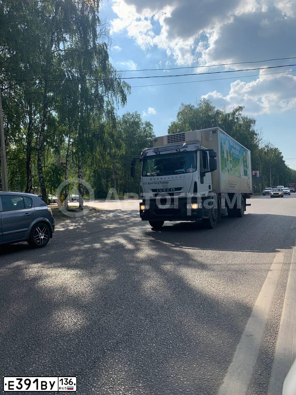 Фото автомобиля IVECO EUROCARGO, 2012 — госномер Т551АС198. Цвет: Белый
