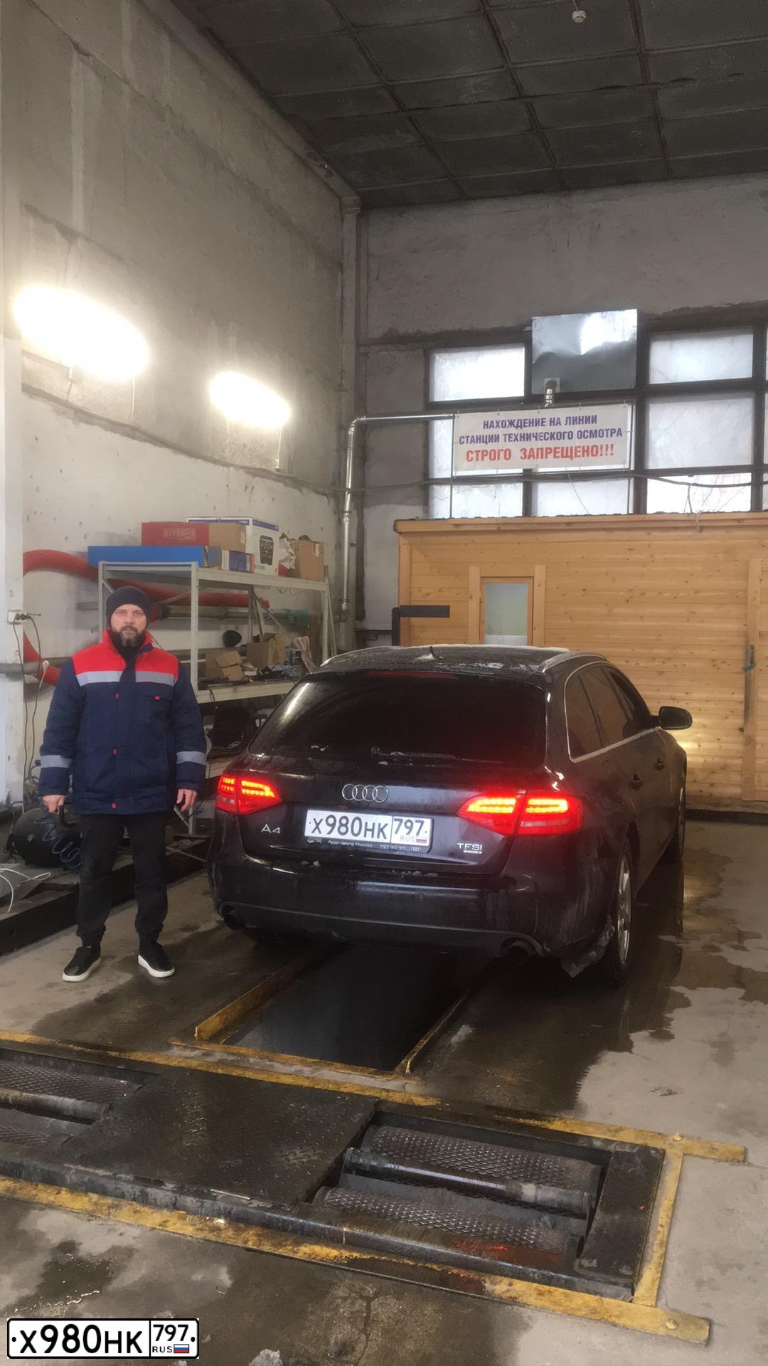 Фото автомобиля AUDI A4, 2010 — госномер Е276ОТ790