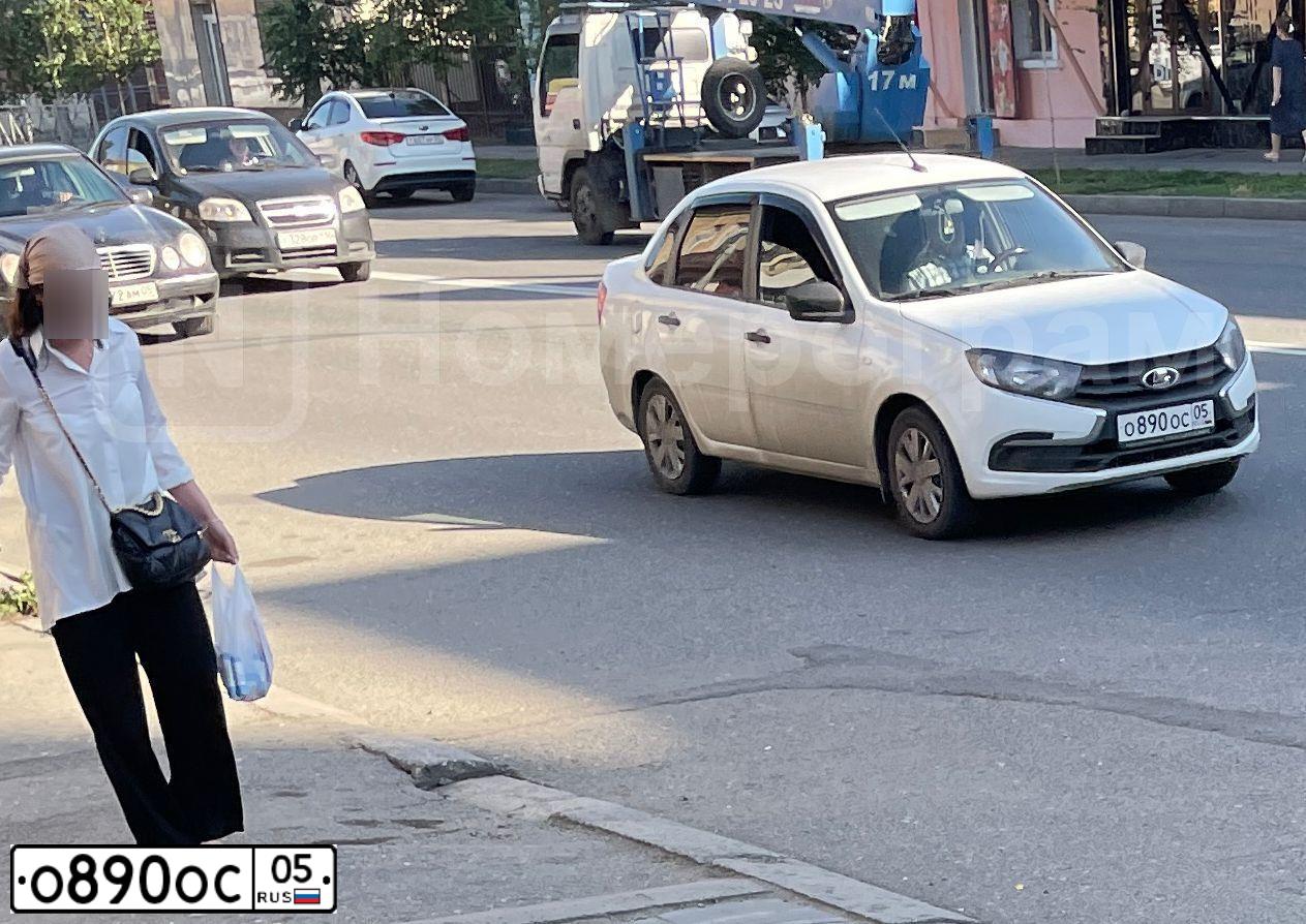 Фото автомобиля LADA 2190 GRANTA, 2018 — госномер О890ОС05. Цвет: БЕЛЫЙ