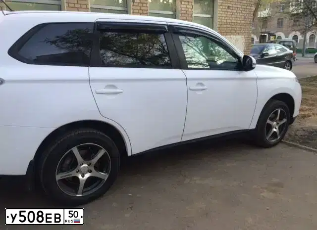 Фото автомобиля MITSUBISHI OUTLANDER, 2013 — госномер А293ТР51. Цвет: Белый