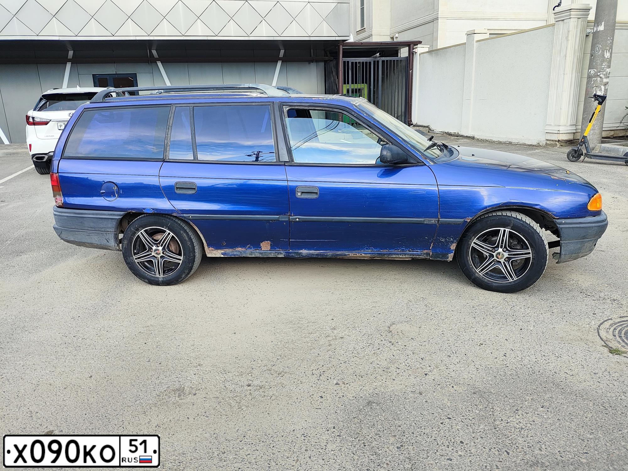 Фото автомобиля OPEL ASTRA, 1994 — госномер Х090КО51. Цвет: СИНИЙ