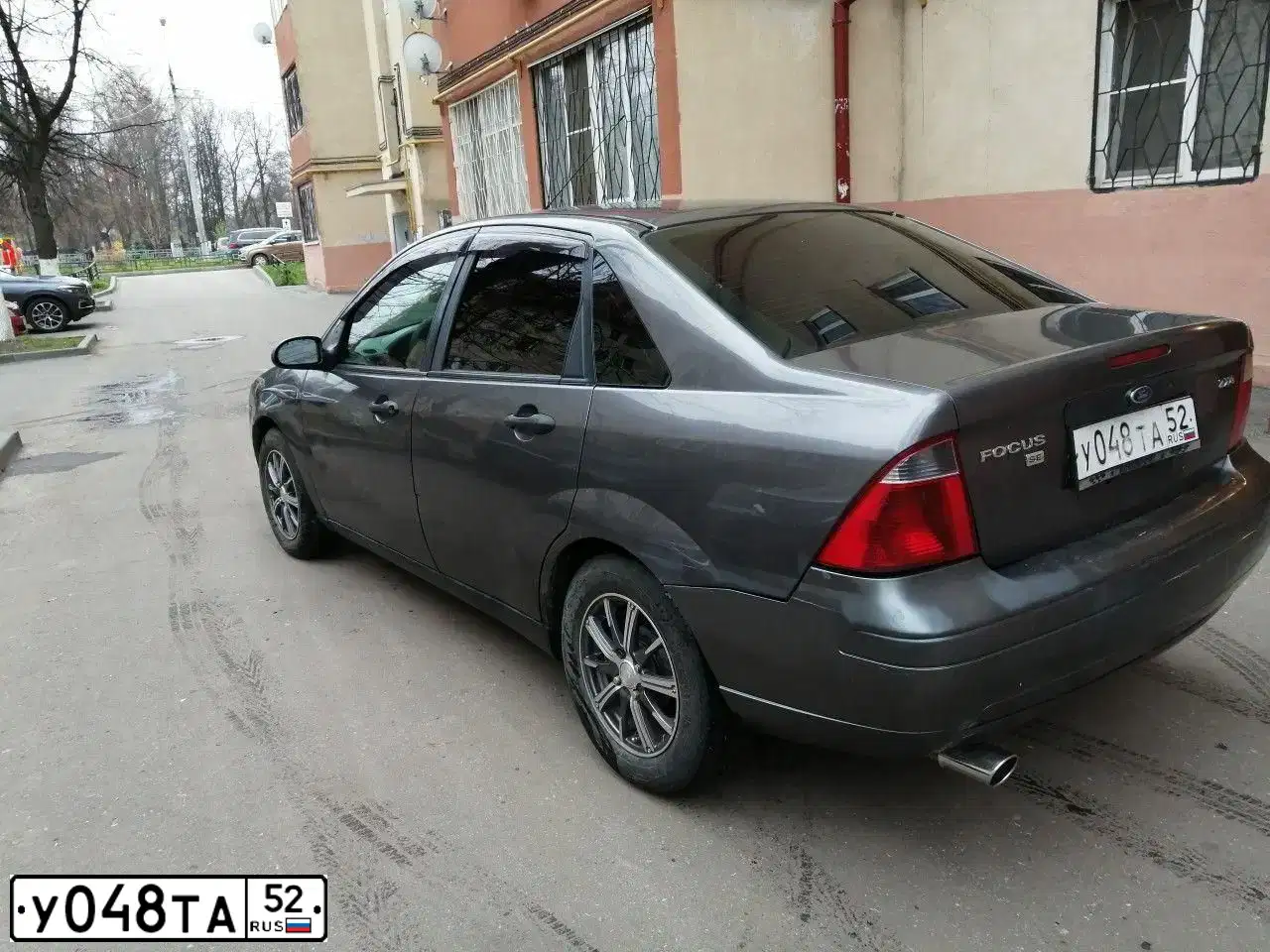 Фото автомобиля FORD FOCUS, 2004 — госномер У048ТА52. Цвет: ТЕМНО-СЕРЫЙ