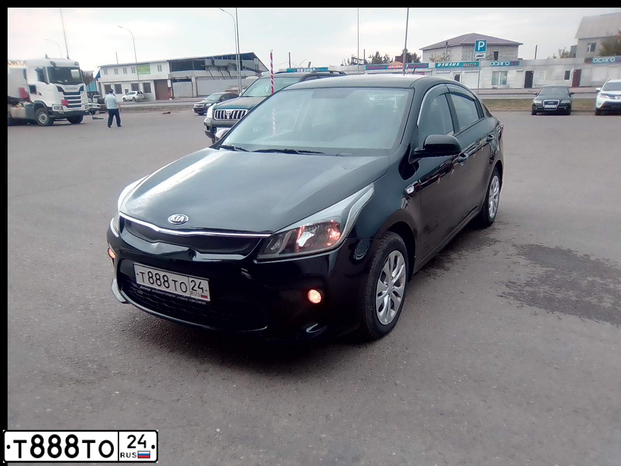 Фото автомобиля KIA RIO, 2017 — госномер Т888ТО24. Цвет: Белый