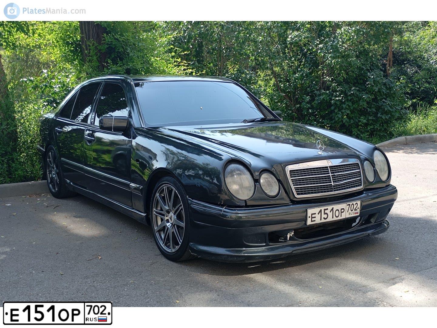 Фото автомобиля MERCEDES E-KLASSE, 1996 — госномер Е151ОР702. Цвет: ЧЕРНЫЙ