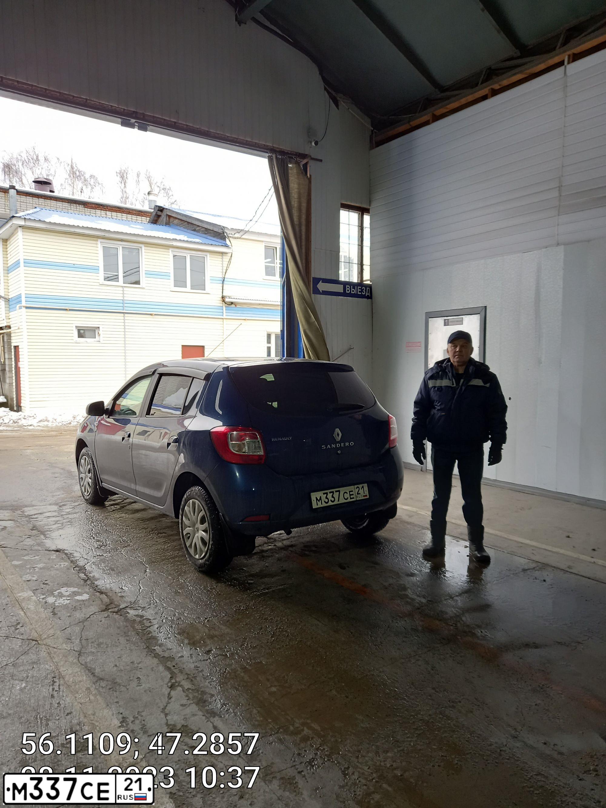 Фото автомобиля RENAULT SANDERO, 2016 — госномер Е050РН21. Цвет: синий