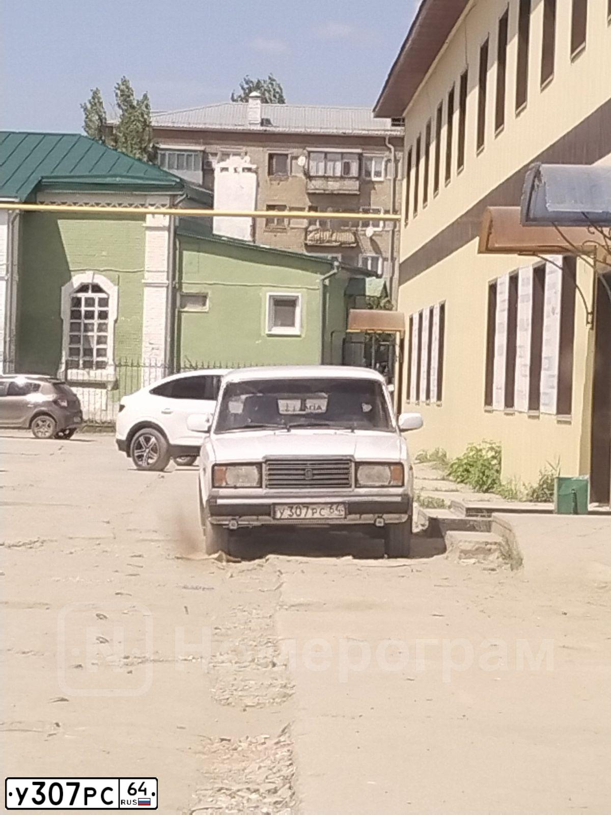 Фото автомобиля LADA 2107 LADA, 2004 — госномер У307РС64. Цвет: ЯРКО БЕЛЫЙ