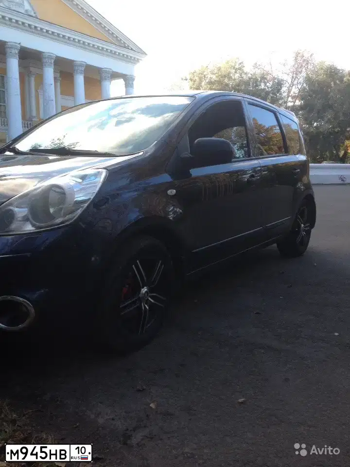 Фото автомобиля NISSAN NOTE, 2012 — госномер М945НВ10. Цвет: ТЕМНО-СИНИЙ