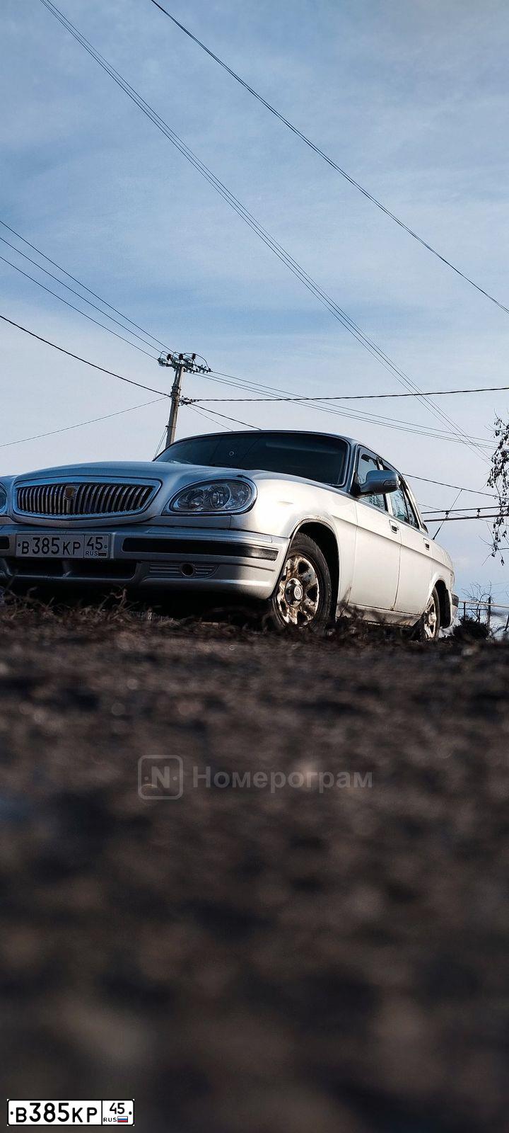 Фото автомобиля GAZ 3110 WOLGA, 2008 — госномер В385КР45. Цвет: СВЕТЛО-СЕРЫЙ
