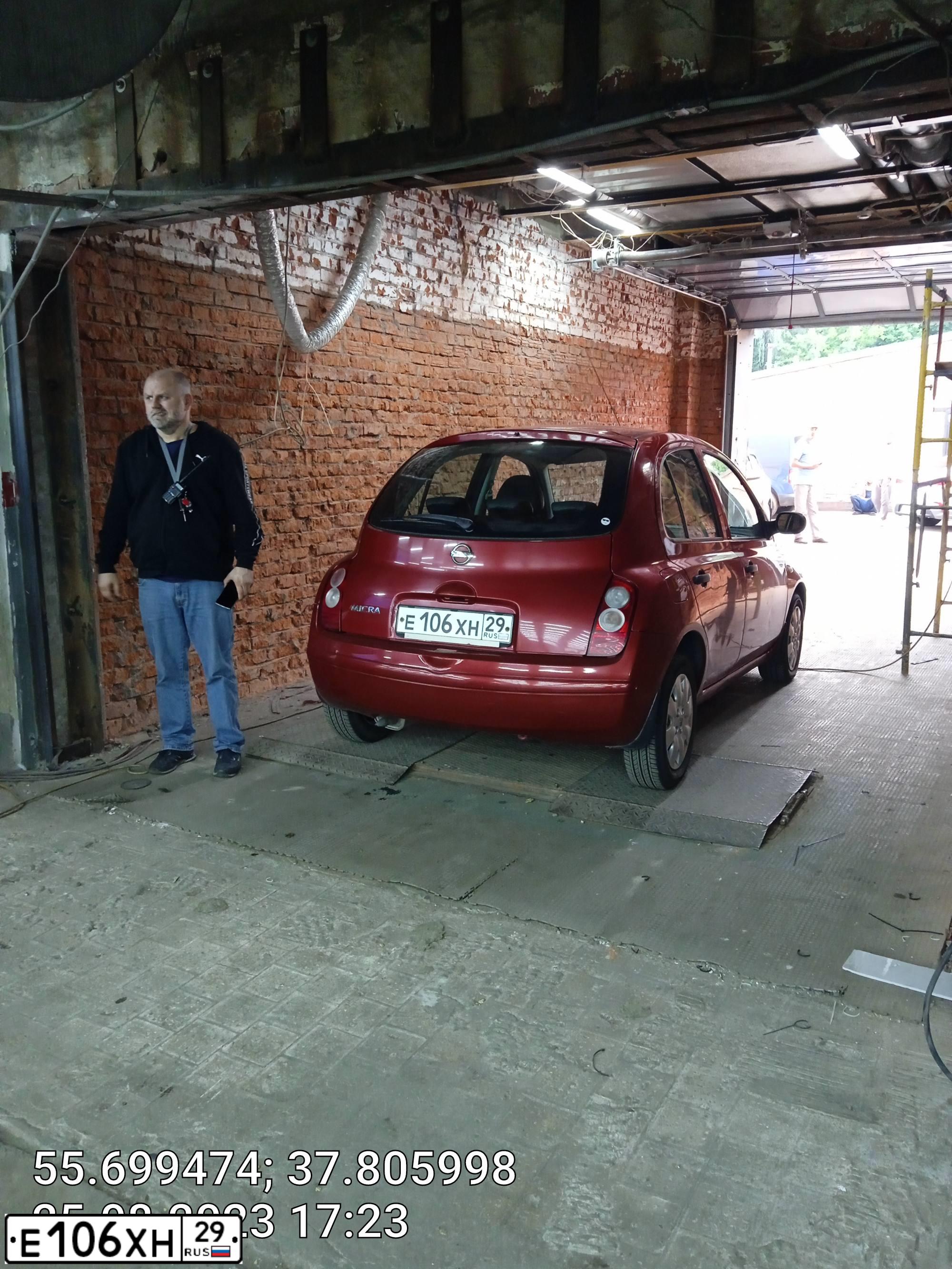 Фото автомобиля NISSAN MICRA, 2007 — госномер Е542ОК797. Цвет: Красный