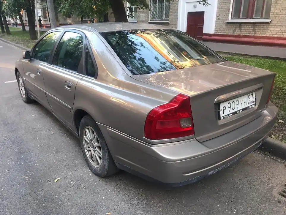 Фото автомобиля VOLVO S80, 2004 — госномер Е478ВЕ550. Цвет: ЗОЛОТИСТЫЙ