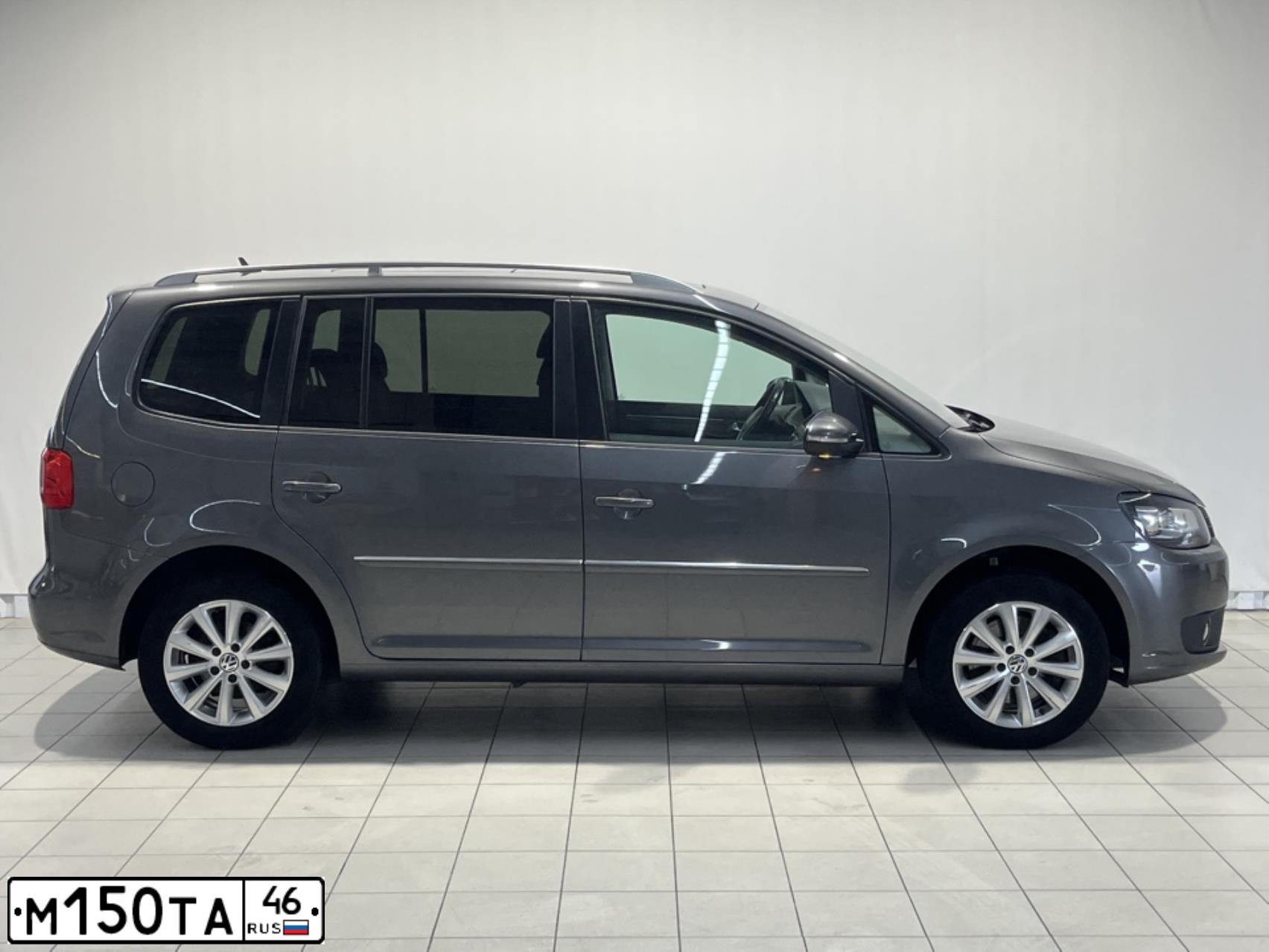 Фото автомобиля VOLKSWAGEN TOURAN, 2012 — госномер Р485УХ46